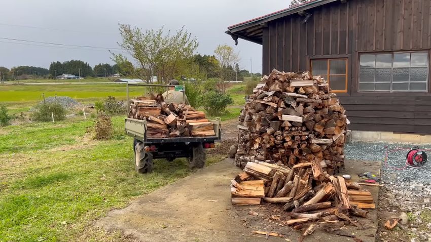 ライガーで薪を運ぶ様子