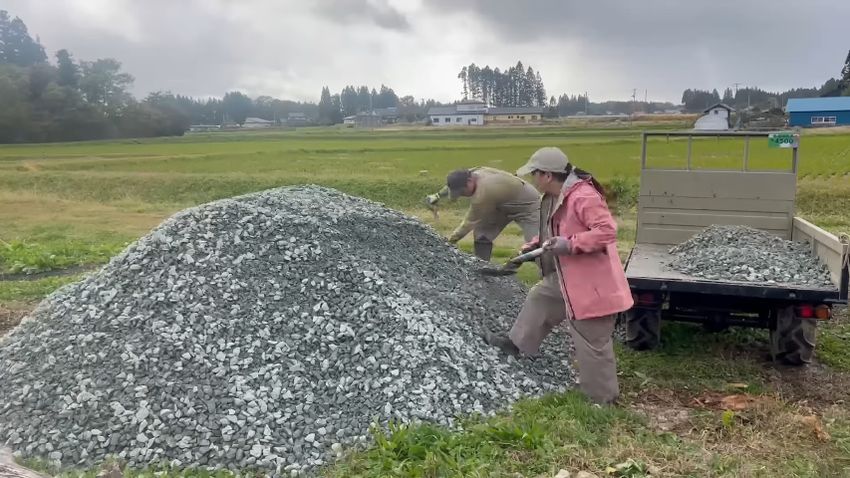 ライガーの荷台に砂利を載せる様子