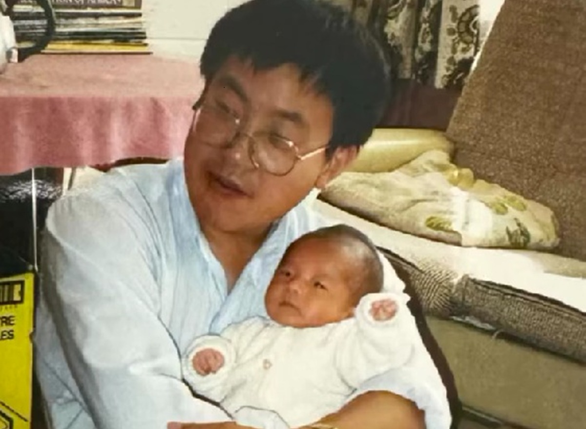 1994年に息子を抱っこする父→31年後の現在は……　まさかの姿に「ママの遺伝子どこいった？」「3人とも生き写しみたいだ」【海外】（1/3） | ライフスタイル ねとらぼ