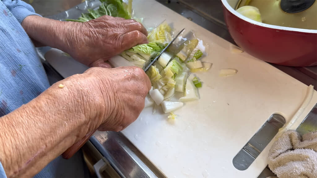 まずは白菜をざく切りに