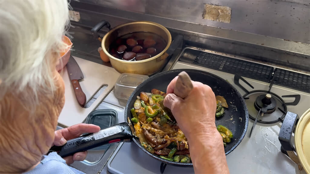 ゴーヤやタマネギを炒めます