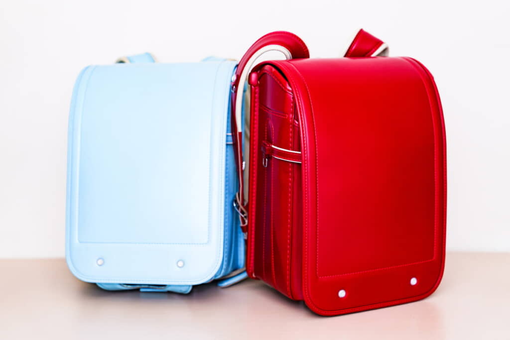 ランドセルのお値段を聞かれた娘さん（出典：PIXTA）