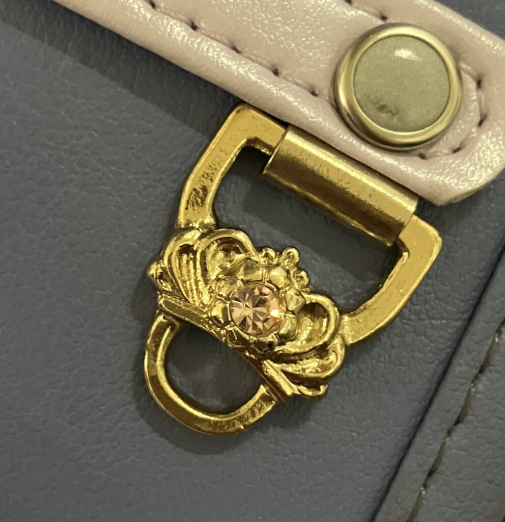 理由はこの王冠モチーフの金具でした！