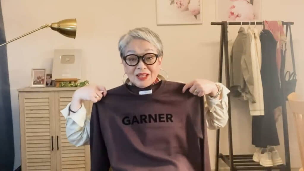 薄手＆胸元の英字ロゴがシンプルで合わせやすそうなブラウンのニット