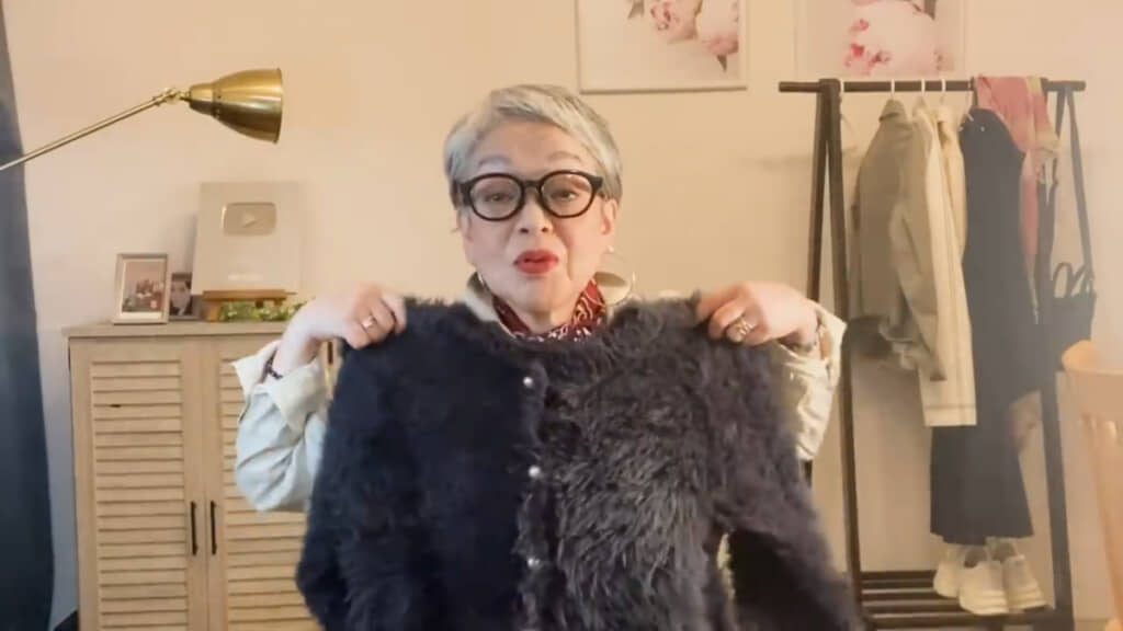 もこもこした毛足が長めのカーディガン