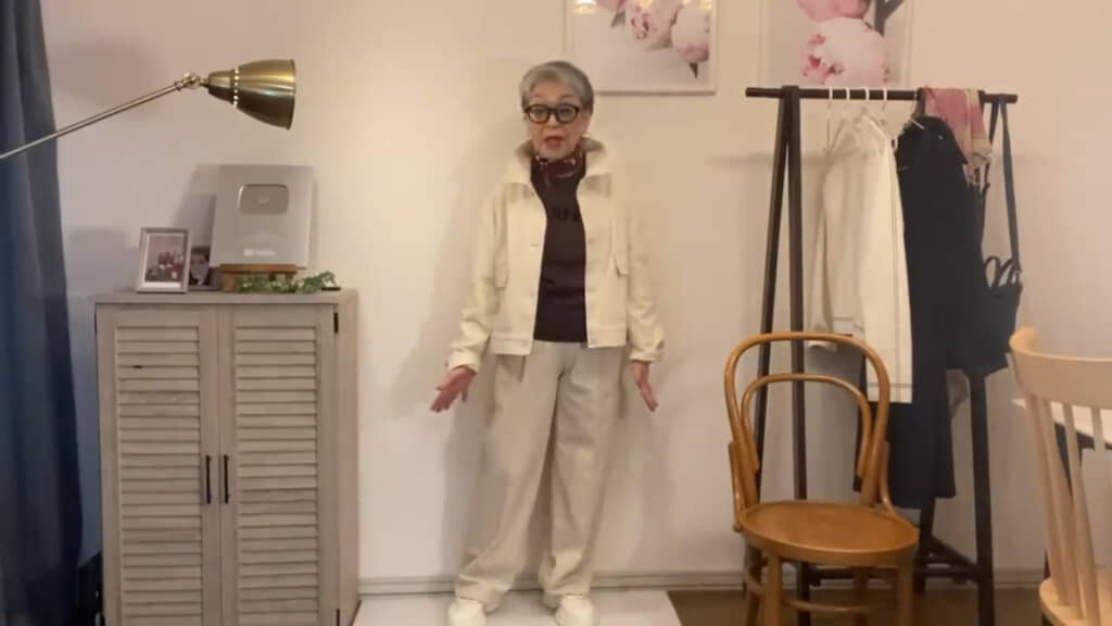 セーターが薄手なので、どんなジャケットを着てもごわごわせず品のある印象に