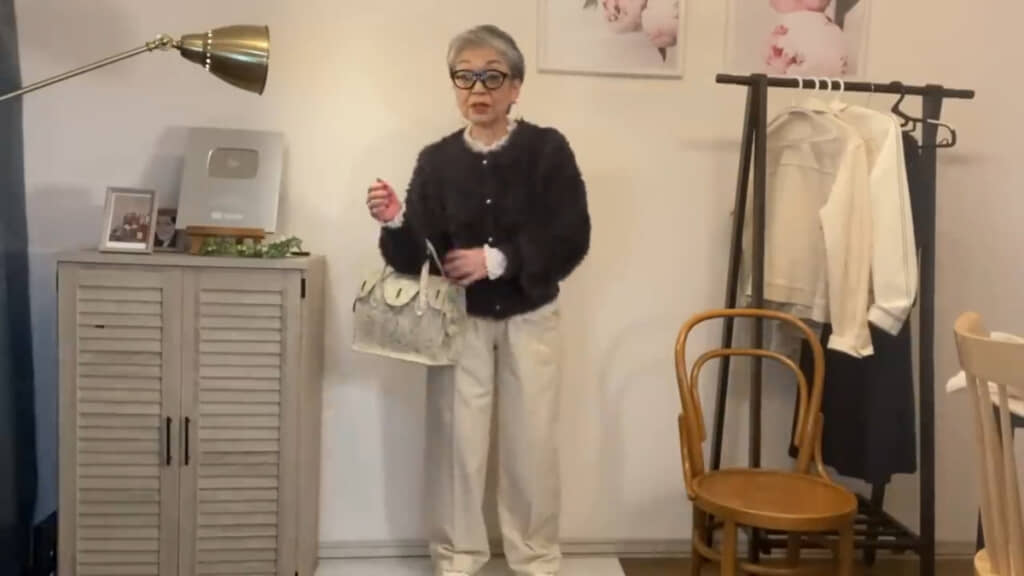 こちらもカーディガン1枚で上品にまとまるのがうれしいですね