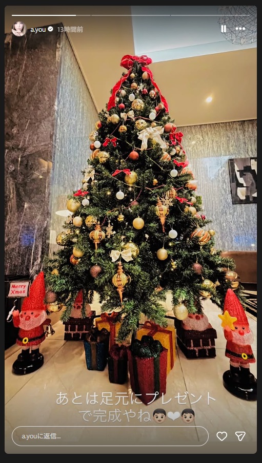 巨大なツリーと豪邸の様子