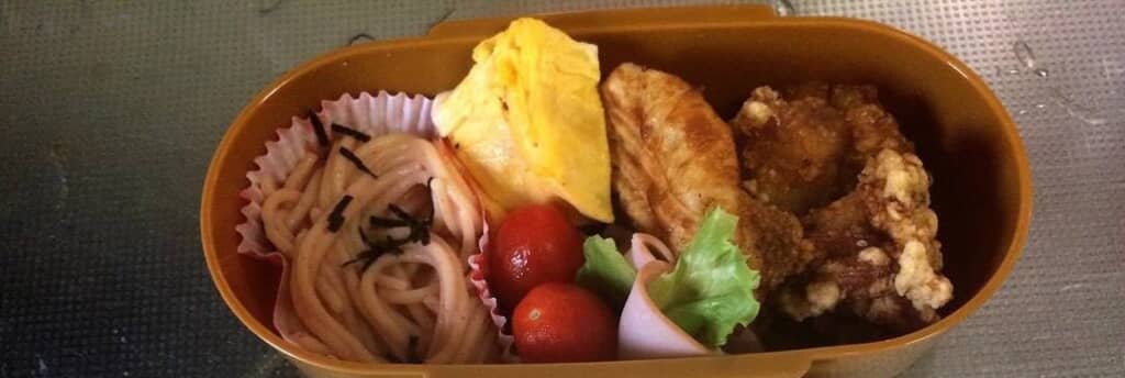 1段目は普通においしそうなお弁当です