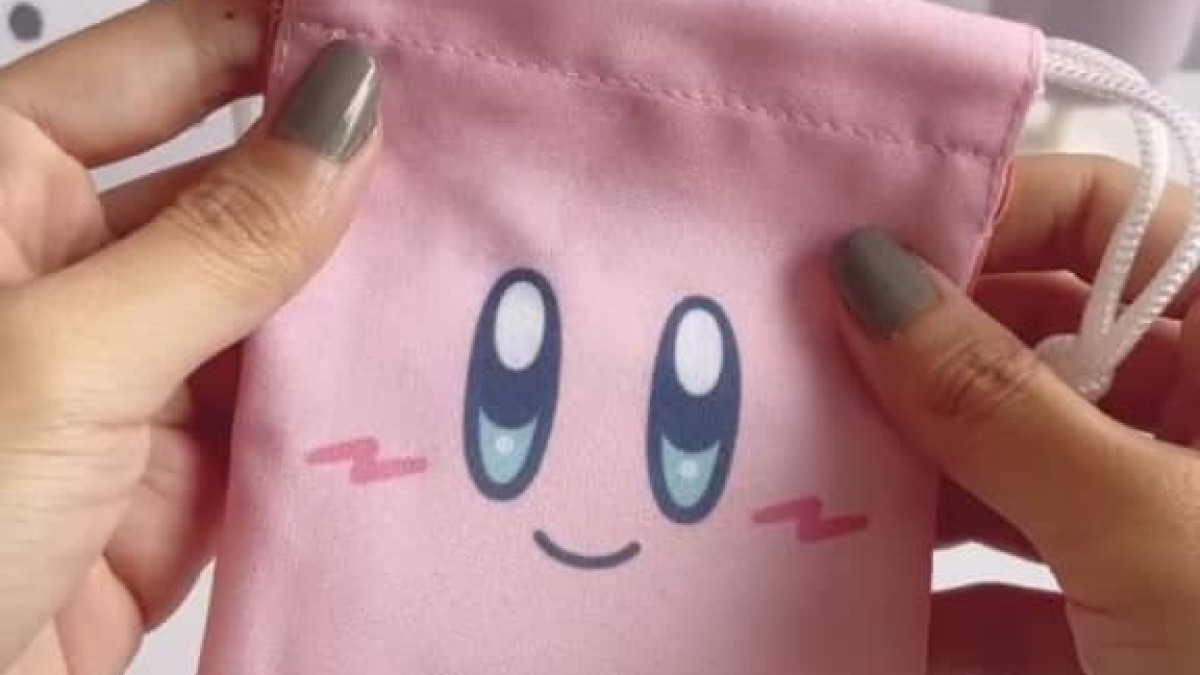 ダイソーのカービィ巾着→バラバラにして布用接着剤で……「天才！」　子どもが喜ぶ“簡単アレンジ”に「オシャレ！」「これいいですね！」（1/4） | ハンドメイド ねとらぼ