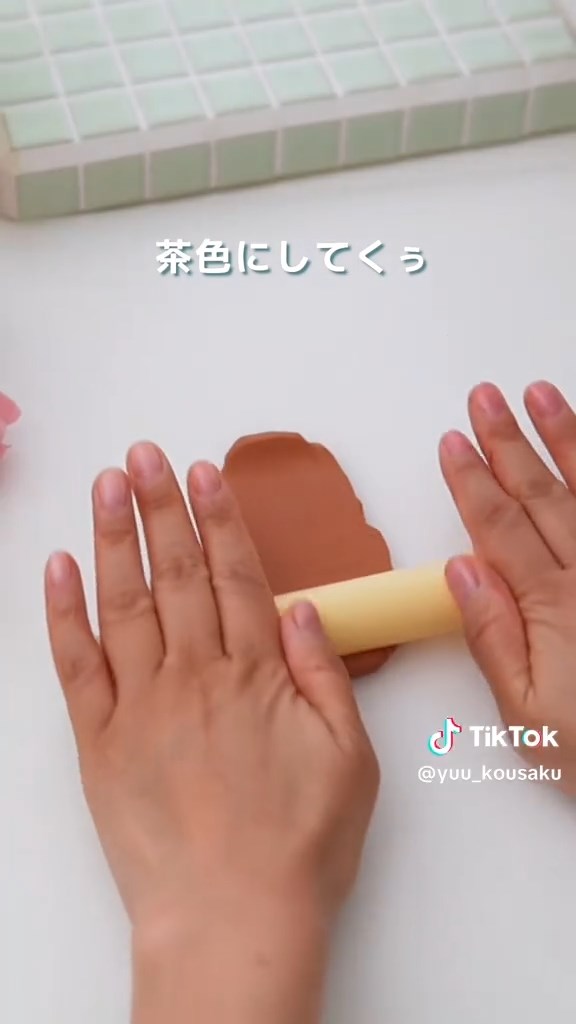 茶色に染めた樹脂粘土を薄く延ばす
