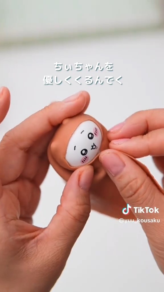 顔以外をくるみ、余った粘土をそぎ落とす