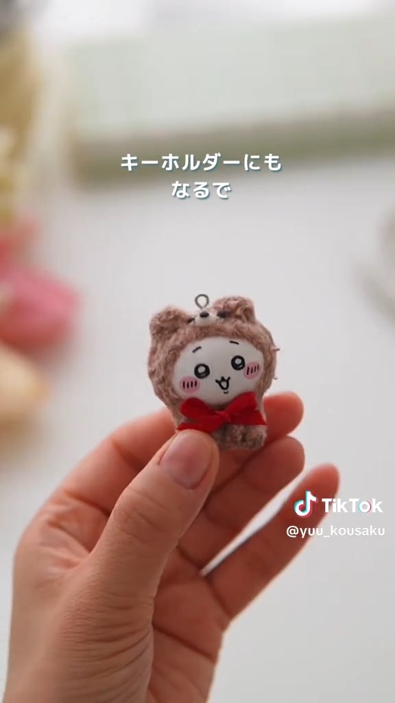 ダイソーのハンドドリルで頭頂部に穴を開け、セリアのヒートン（金具）を取り付けてキーホルダーに（作業中のシーンはまあまあショッキングなので省略しました）