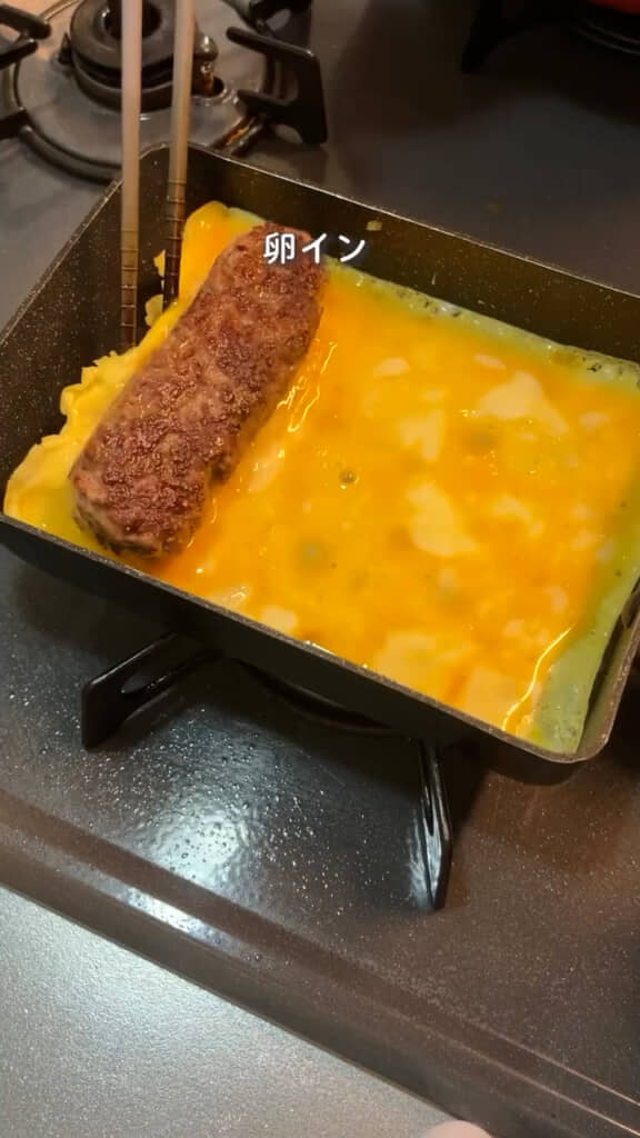 焼けたら卵で包んで