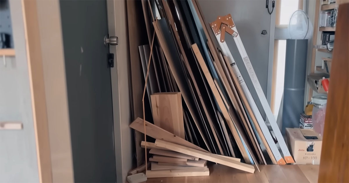 玄関に放置していた大量の端材→女性1人でツギハギしたら“想像以上の傑作”に！　「センスの塊」「もはや売り物」（1/3） | リフォーム・リノベーション・DIY ねとらぼ