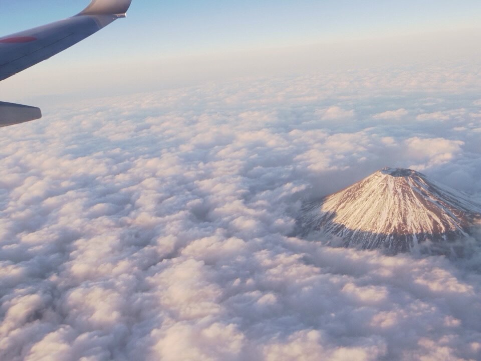 雲海から顔を出す富士山
