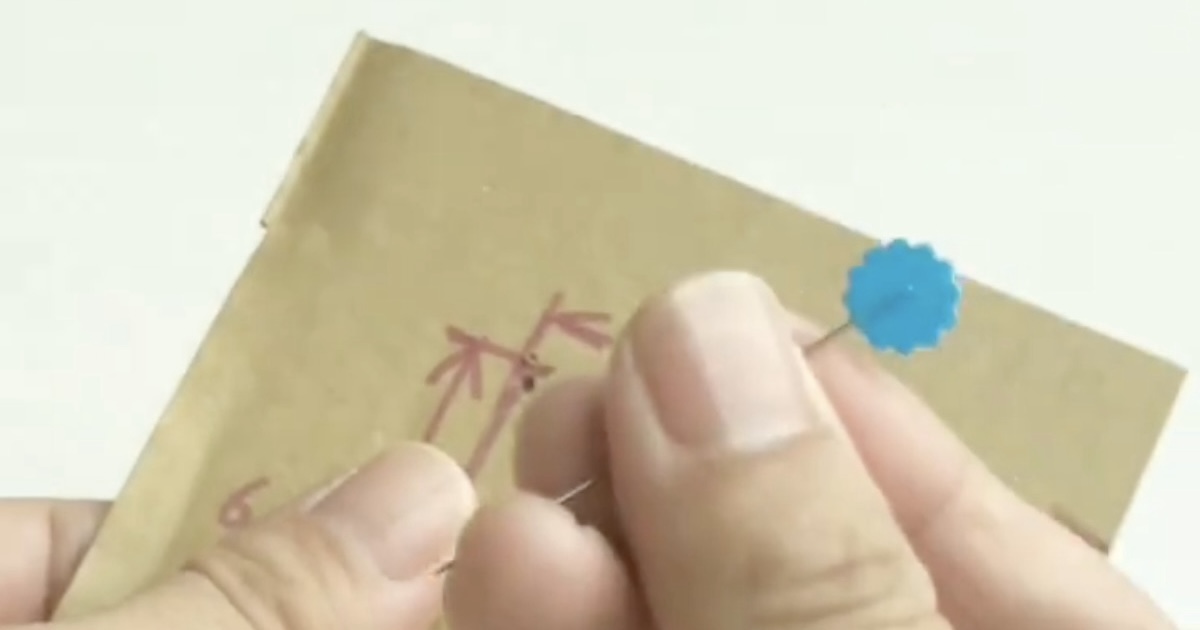 段ボールにまち針を刺して、リボンをくるっと巻くだけで……「すご!!!」　目からウロコの“ラッピングアイデア”に「天才！」「しかも簡単」（1/2） | ハンドメイド ねとらぼ
