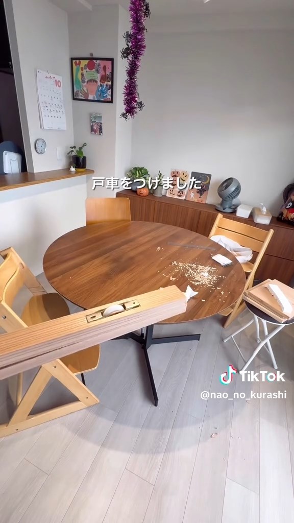 木材を彫って戸車を埋め込む