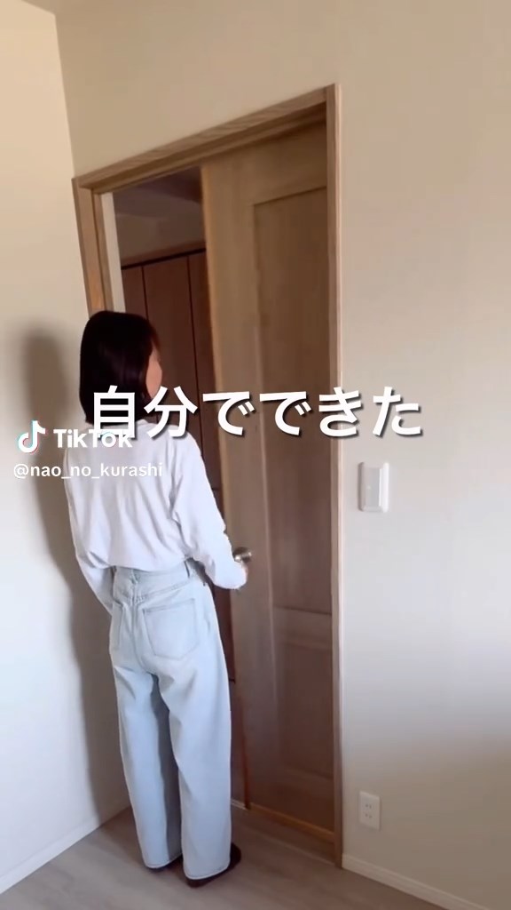 引き戸に変身。扉の裏表を逆転し、ドアノブを逆サイドに持ってきている