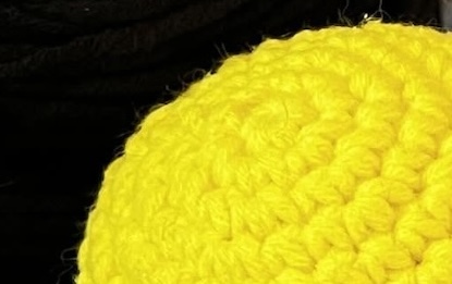 黄色と黒の毛糸→立体的に編んでいったら……「きゃ〜」「そっくり」　完成した“まさかのキャラ”に「シリーズ化してほしいです」（1/3） | ハンドメイド ねとらぼ