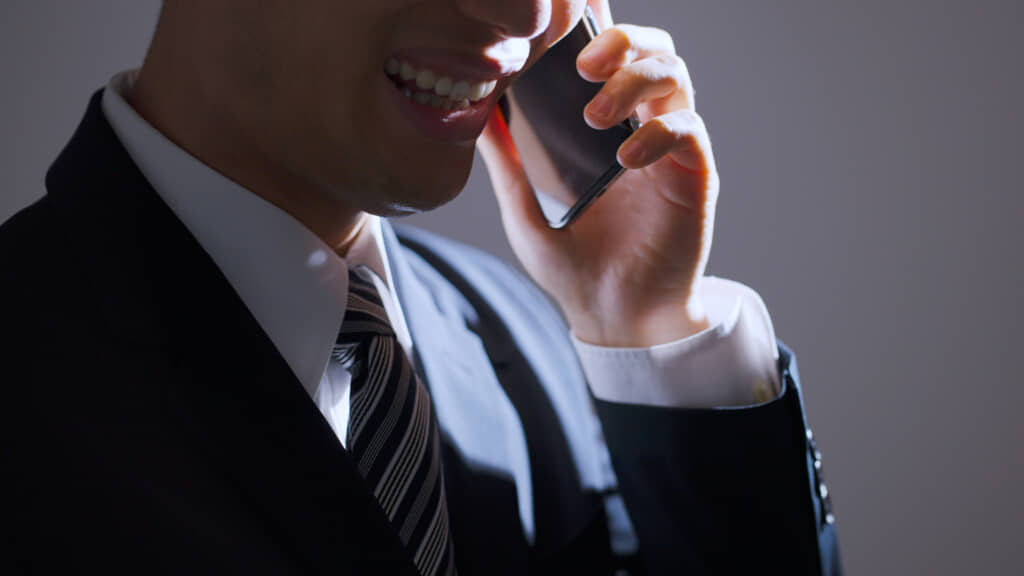 詐欺をしている人のイメージ画像