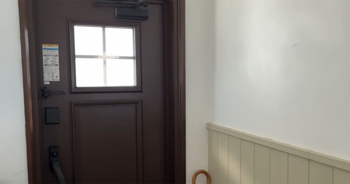 狭い玄関の“寂しい壁”→100均アイテムをアレンジして飾ると……　印象ガラリで「めちゃくちゃステキ」「真似します」（1/3） | リフォーム・リノベーション・DIY ねとらぼ