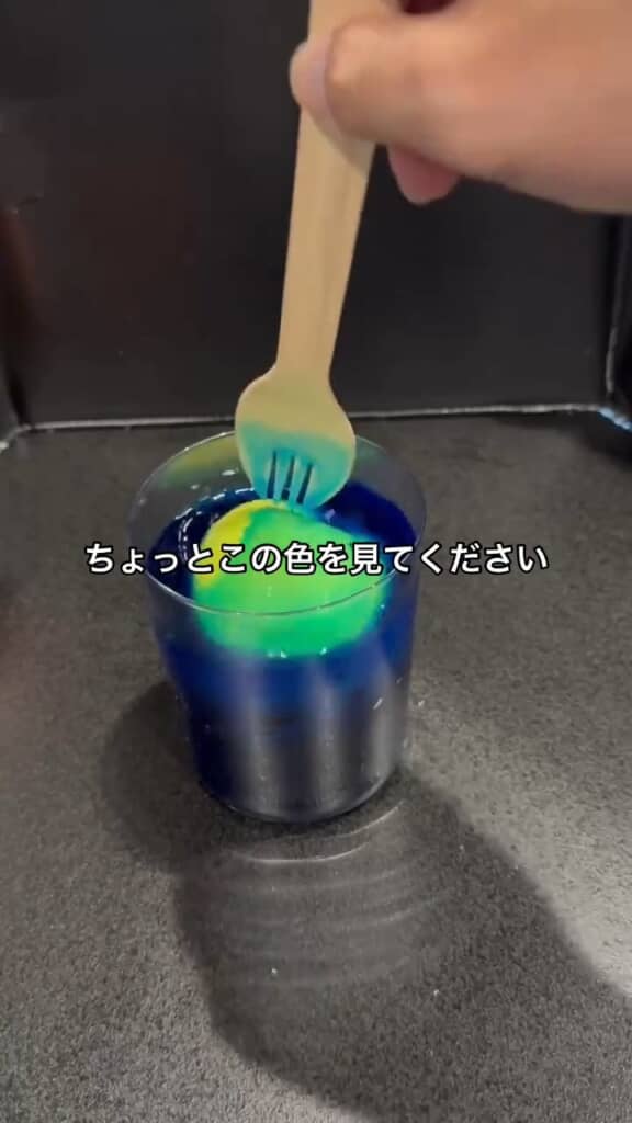 水に溶かすと真っ青。これなら期待できそう