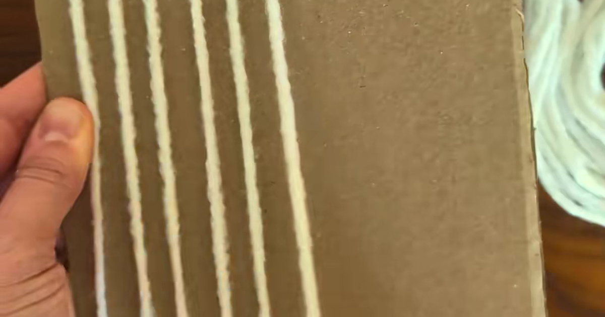 ダンボールに極太毛糸を巻き付けていくと……　1000万再生の驚きの完成品に「これ作りたい」「はらぺこあおむしを思い出した」【海外】（1/3） | ハンドメイド ねとらぼ