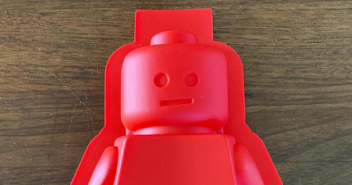 子どもを喜ばせようと「LEGO風ケーキ」を作成。しかし、完成したのは……？　ドン引きされた“まさかの一品”に「色がっ」「コワイ」（1/3） | 育児 ねとらぼ