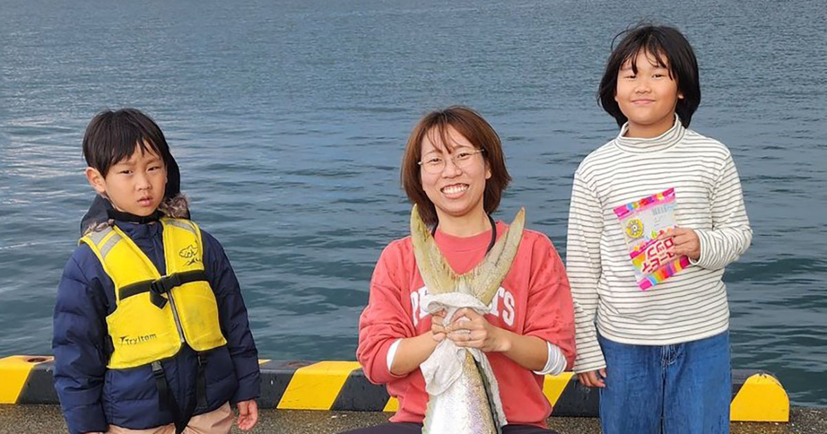 家族で堤防釣り→妻の竿にかかったのは“子ども超えサイズ”の怪物　「これはたまげた」「こんな化け物釣れるのか」（1/3） | その他生き物 ねとらぼ