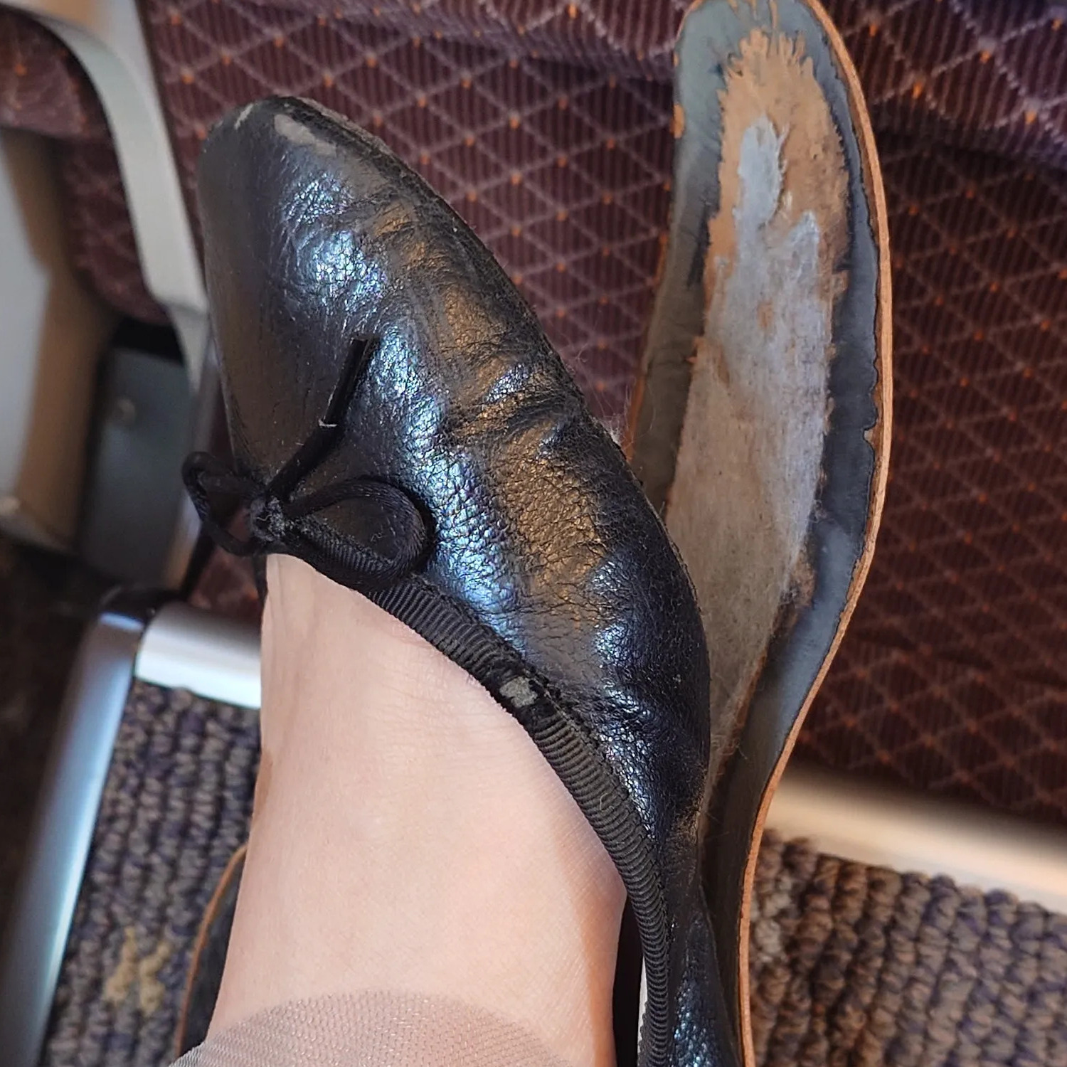 新幹線で靴が壊れ→駅員さんに言ったら……　まさかの応急処置に「声出して笑った」「パリコレでありそう」 | ライフスタイル ねとらぼ