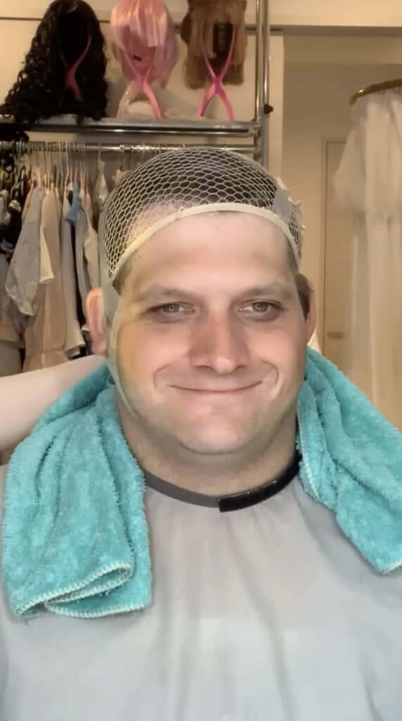 テーピングで顔周りの肉を上へ引き上げます