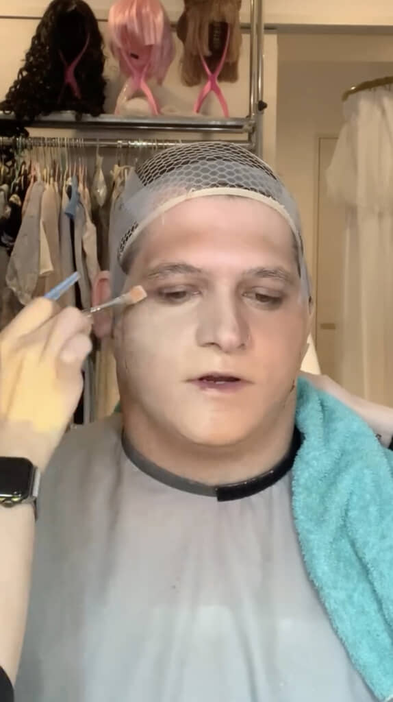 顔と首を明るく均一に補正