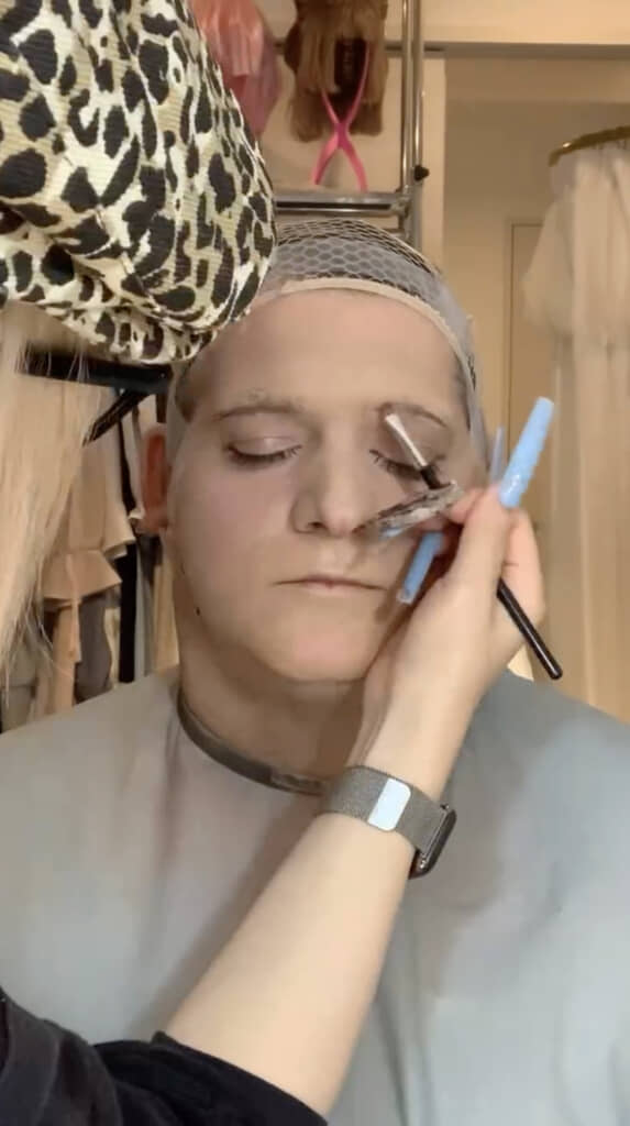 眉は潰して細めの下がり眉を描きます