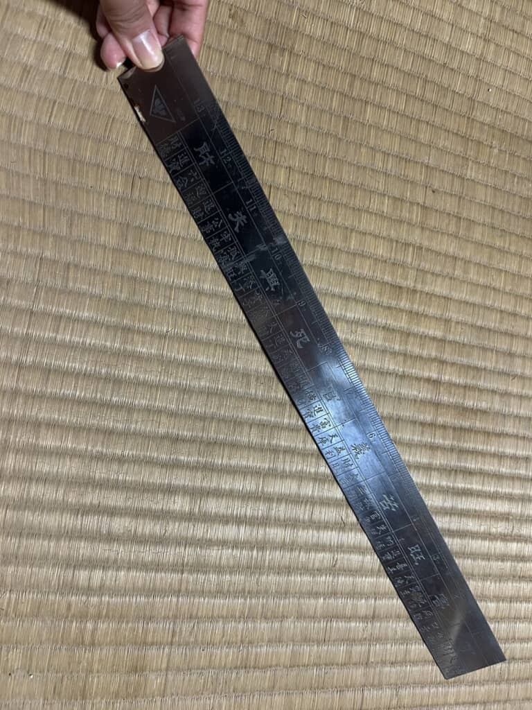 掃除中に見つけた漢字が記されているものさし