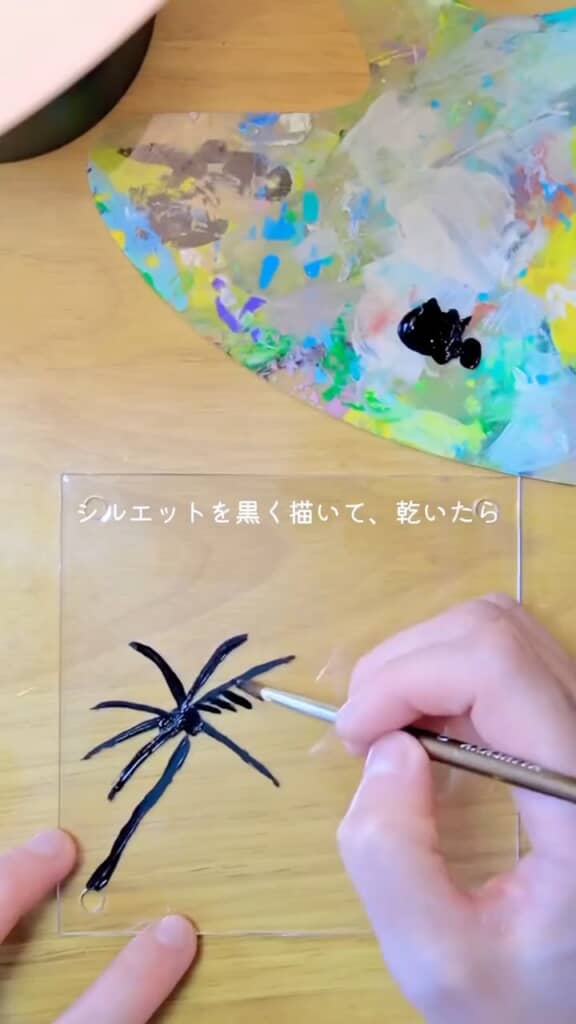 ヤシの木のシルエットを描く様子