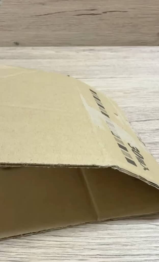 一見ただの段ボール、でも開いてみると……？