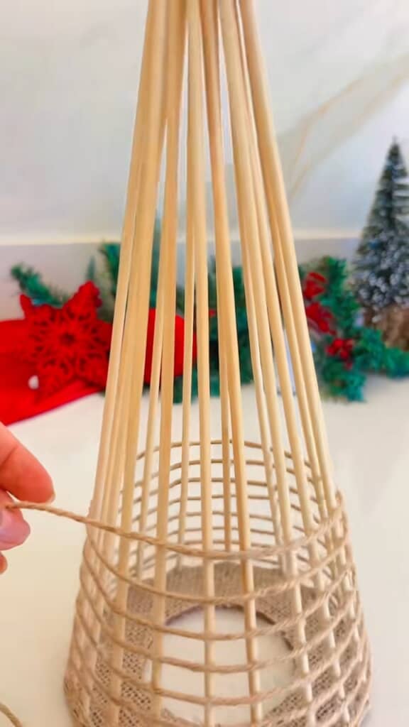 接着しながらヒモを上へ上へと巻いていく