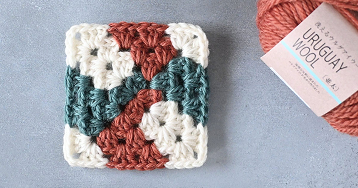 【かぎ針編み】レトロな色合いのモチーフをひたすら編んでつなげると……　寒い季節にぴったりな便利アイテムに「天才」「素敵ですね〜」「かわいすぎる」（1/3） | ハンドメイド ねとらぼ
