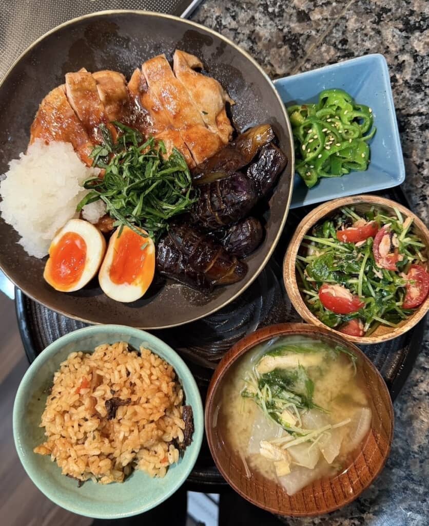 鶏肉の照り焼きをメインに、副菜もたっぷり用意した献立。こんなの、食べすぎちゃうに決まってる！