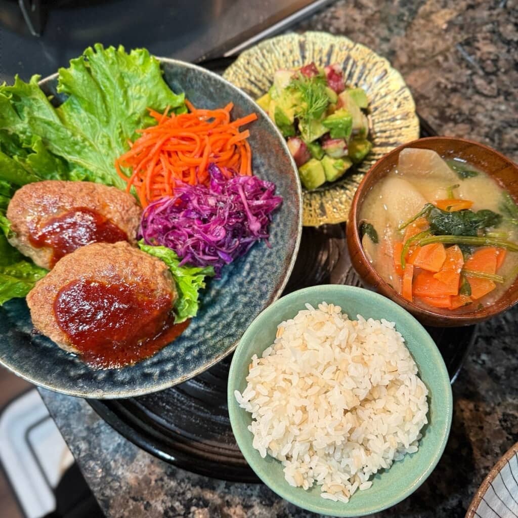 色とりどりの野菜がハンバーグを彩ります。家庭的ながら“映え”も抜群なセンスに脱帽