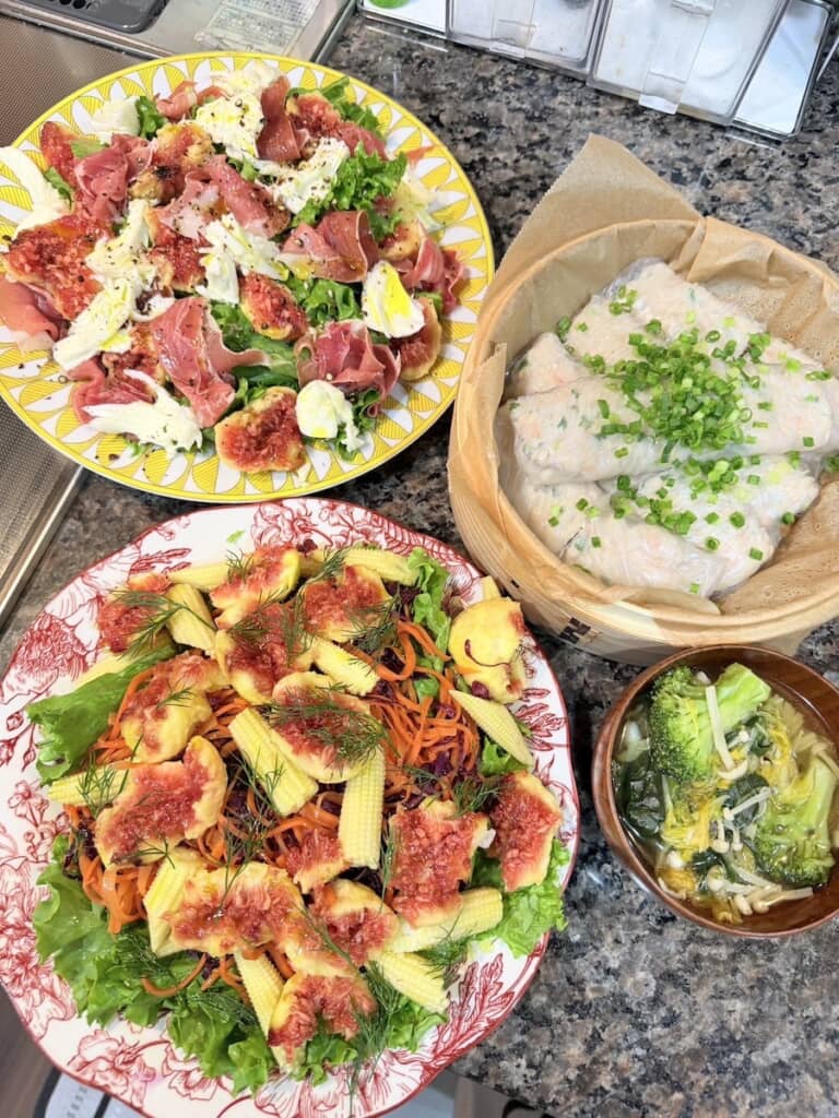 ちょっと特別感ある食材を使ったサラダがどかっと2皿も！　生春巻きもたっぷり用意しました