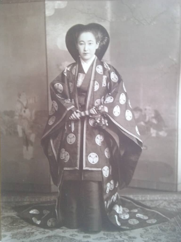 葵の紋が多数あしらわれた打ち掛けを身に着けた祖母の花嫁姿。格式の高さが伝わる和装