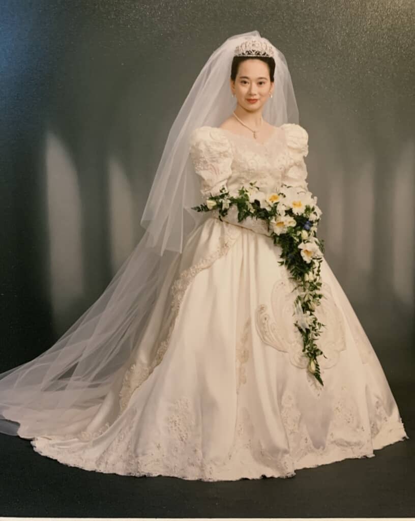 1990年代らしい華やかなシルエットのウエディングドレス姿の山岸さん