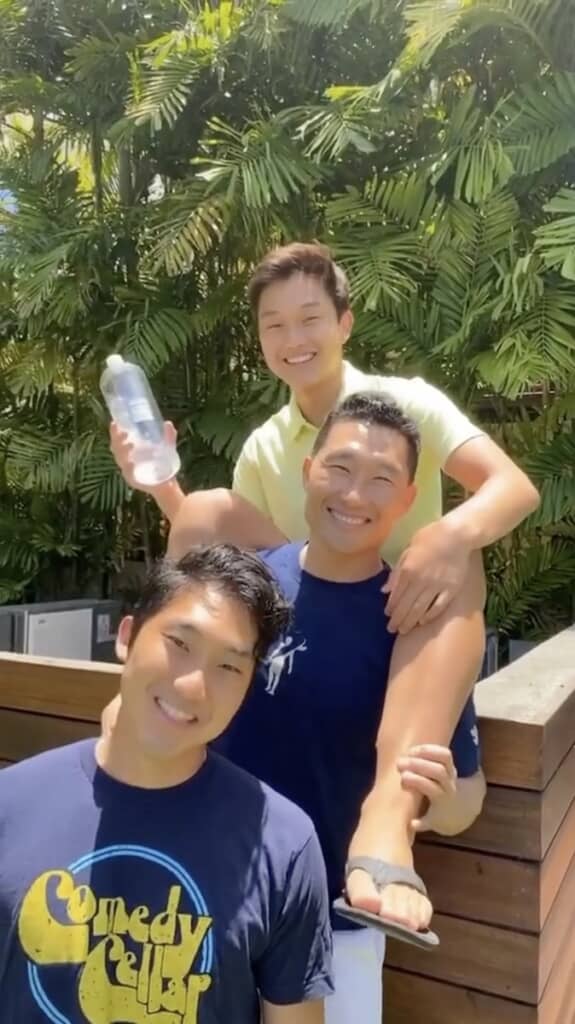 兄弟は大きく成長、でもパパは老けてない!?