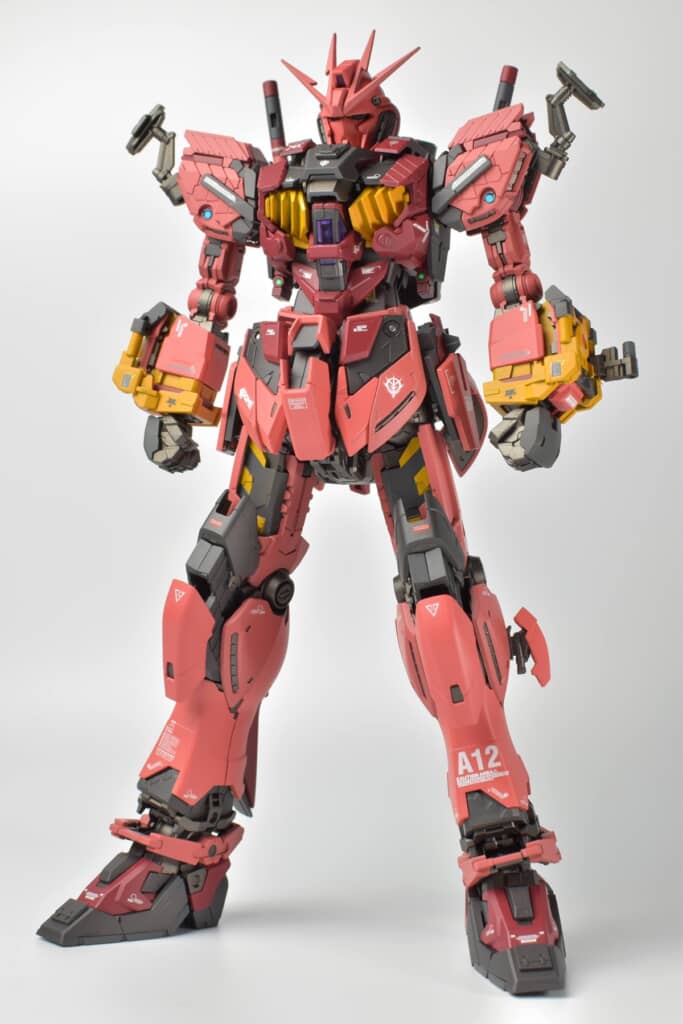 肩と腕にジョイントパーツがある赤いナラティブガンダム