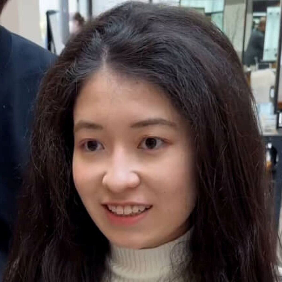 高3女子「大学生っぽい髪形にしたい」→美容師の本気で……　まるで別人“衝撃の仕上がり”に「すげぇ」「さすがやわ」 | 美容 ねとらぼ