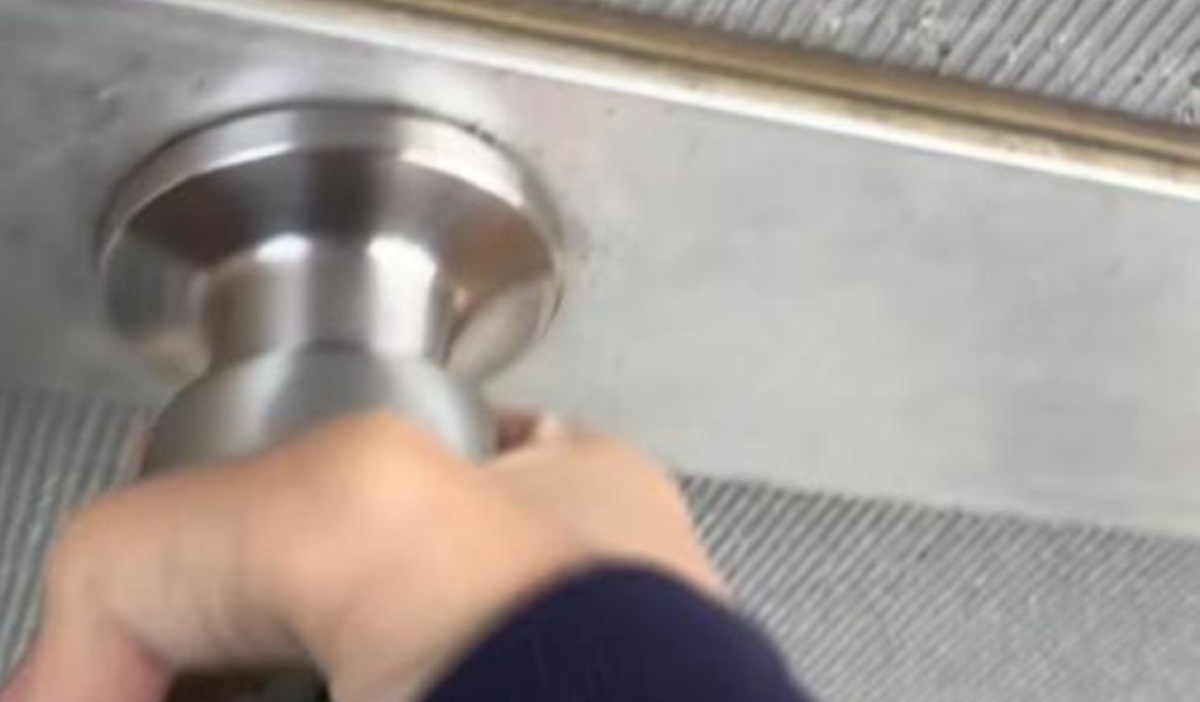 愛犬が待つ家→ドアを開けると……「予想外だったwww」　“まさかのお出迎え”に「走ってきてくれるより可愛い」（1/2） | 犬 ねとらぼ