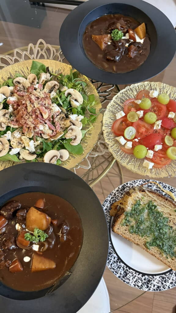 ビーフシチューにマッシュルームサラダ！