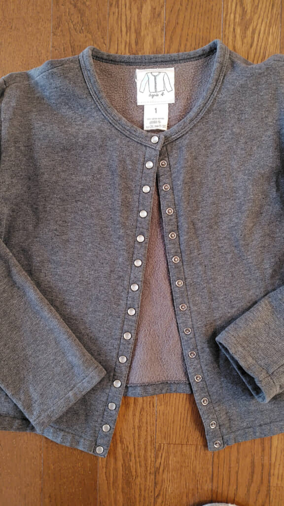 30年前に購入されたアニエス・ベーのグレーのカーディガン。ほとんど形崩れしていない。